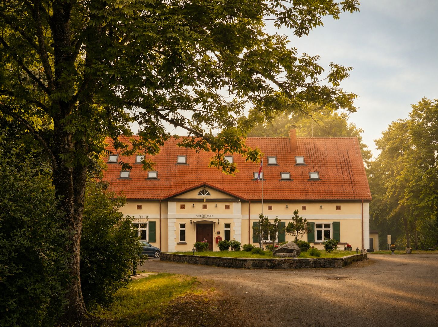 Štakeldangas muižas ēka vasaras rītā